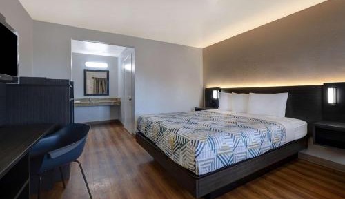 Queen Room - Non-Smoking