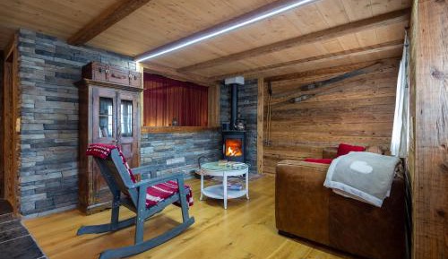 Apartment with Mountain View