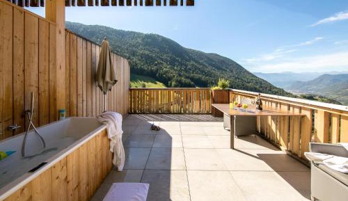 Superior One-Bedroom Apartment with Balcony