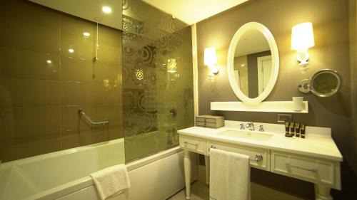 Deluxe Room with Land and Golf View