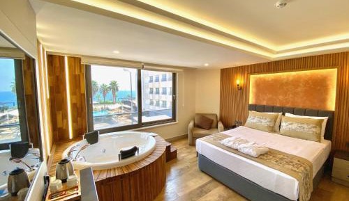 Deluxe Suite with Sea View