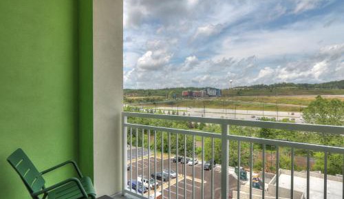 Queen Room with Two Queen Beds River Balcony and High Floor - Non-Smoking