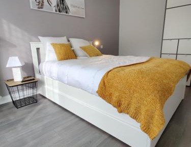 One-Bedroom Apartment with Balcony