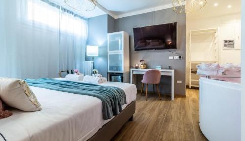 Queen Suite with Spa Bath