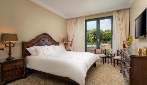 Deluxe King Suite with Balcony