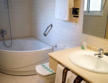 Family Room (2 Adults + 2 Children)