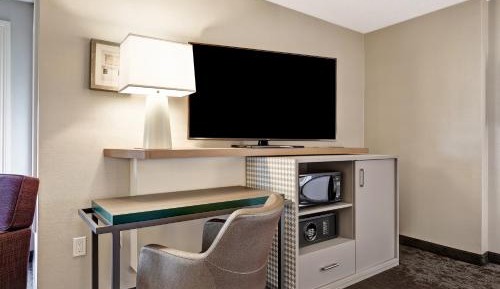 Standard Queen Room with Communications Accessible Roll-In Shower