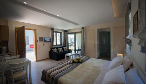 Family Studio (2 Adults + 2 Chidren)