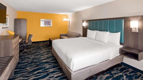 King Suite with Walk-In Shower - Mobility Accessible/Non-Smoking