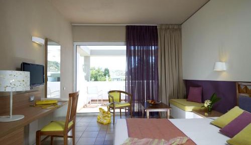 Double or Twin Room with Mountain View