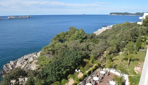 Deluxe King Suite with Sea View and Balcony