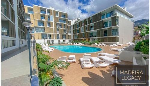 Apartment with Pool View 