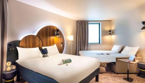 Standard Room with One Double Bed and Two Single Beds