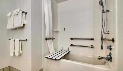 Suite with Mobility Accessible Tub - Non-Smoking