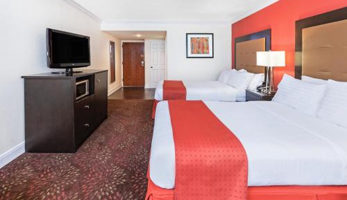 Standard Queen Room with Two Queen Beds and Roll-In Shower - Mobility Access
