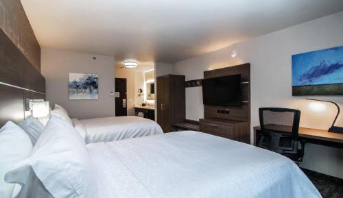 Standard Queen Room with Balcony and City View