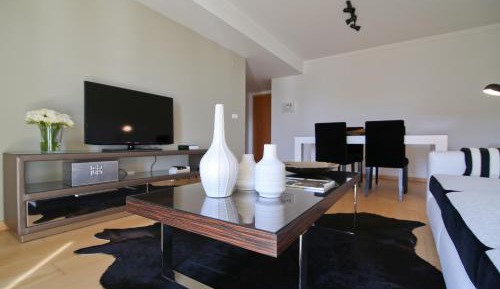 One-Bedroom Apartment with City View