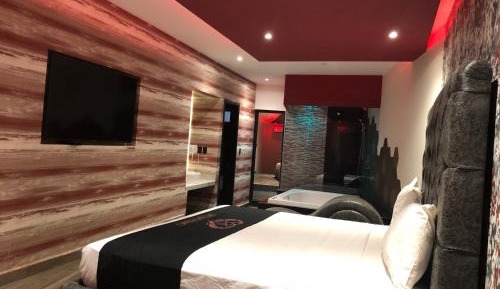 Deluxe Suite with Spa Bath