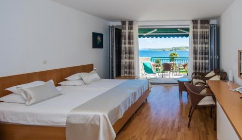 Double Deluxe Room with Balcony and Sea View
