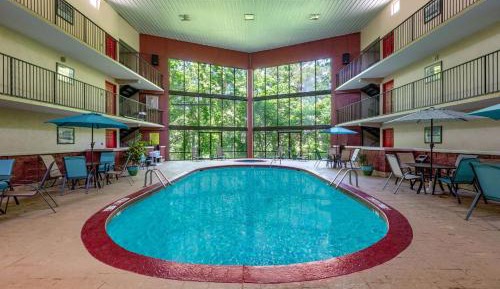 Queen Room with Two Queen Beds - Pool Area/Non-Smoking