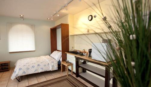 Bluffview Lodge - Room #28 - 1 queen bed & 1 twin bed (downstairs)