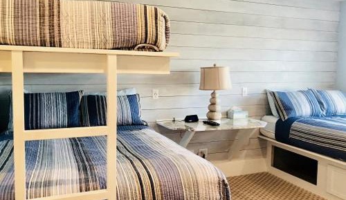 Carriage House Standard Room #33 - 1 double bed & 1 double bed w. twin bunk