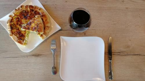 Deluxe Room (2 Adults + 1 Child)