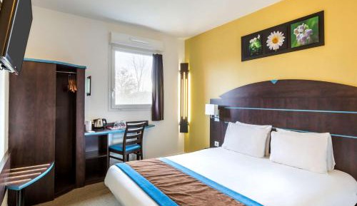 Family Queen Room with Two Single Beds