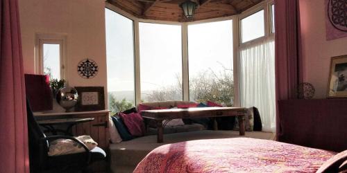 Large Single Room with Shared Bathroom