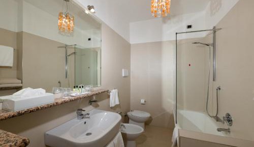 Family Suite with Partial Lake View and Spa access