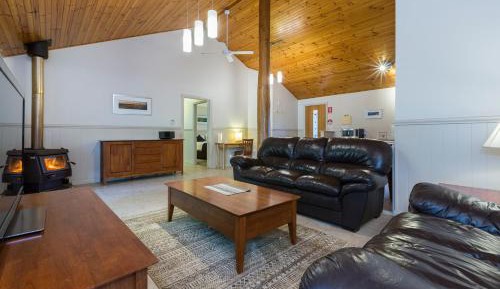 Kingfisher Chalet with Lake View