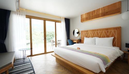 Suite with Mountain View