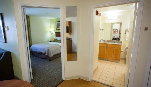 One-Bedroom Queen Suite