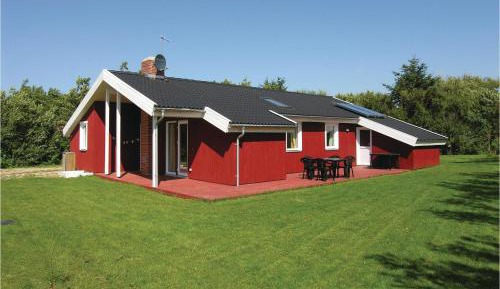 Three-Bedroom Holiday Home 