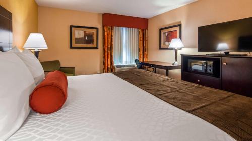 King Room with One King Bed - Mobility Accessible/Non-Smoking