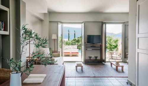 Maisonette with Sea View and Shared Pool