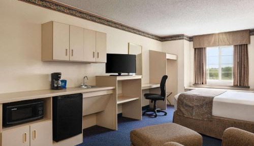 Deluxe Queen Suite - Non-Smoking