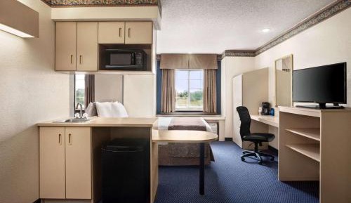 Queen Suite - Non-Smoking