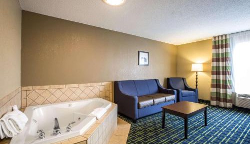 One Room Suite with Whirlpool - Non Smoking/Interior Hall