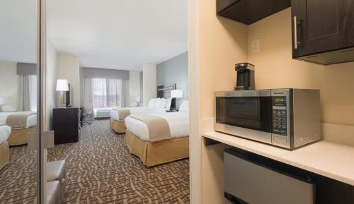 Double Queen Suite with Mountain View