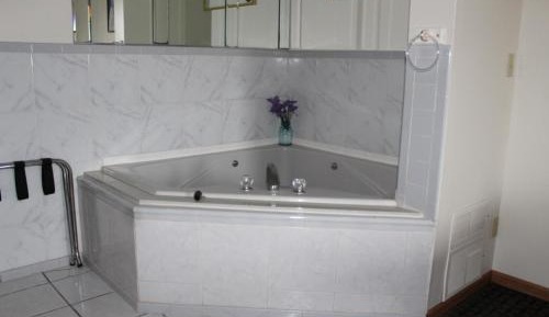 Queen Suite with Spa Bath