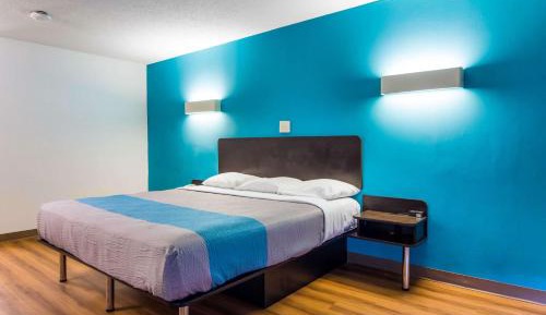 Deluxe King Room - Non-Smoking