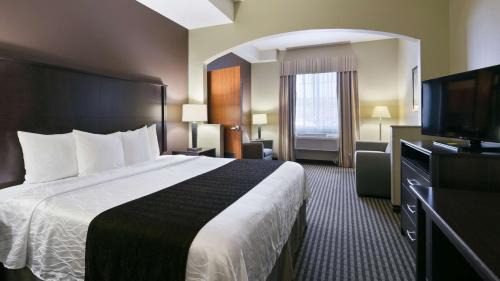 King Room with Roll-In Shower - Disability Access