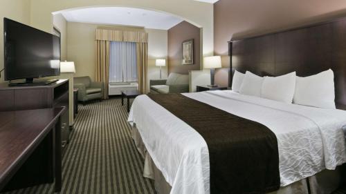 King Suite with Sofa Bed and River View - Non-Smoking