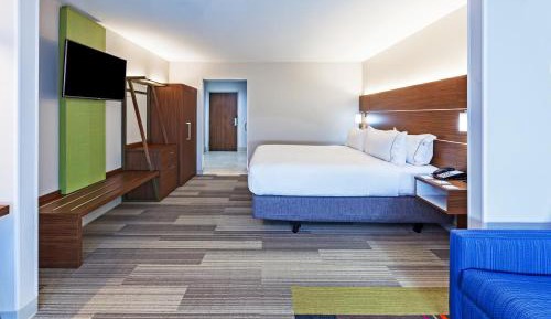 King Room with Roll-In Shower - Disability Access