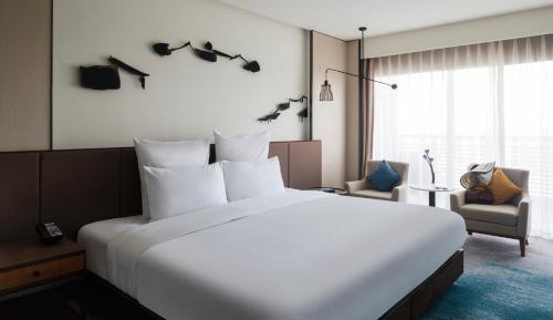 Executive Suite with One Bed and Lake View - Lounge Benefits