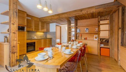 Four-Bedroom Duplex Apartment (8-10 People)