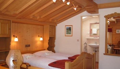 Classic Double Room with Mountain View and Balcony