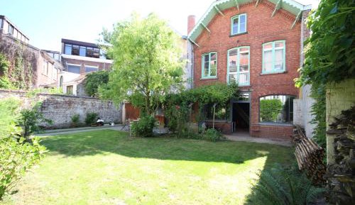 Bungalow with Garden View