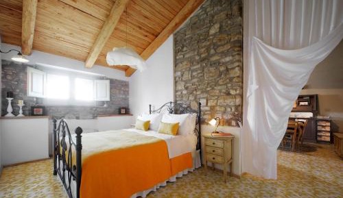 Studio (5 Adults) - Split Level